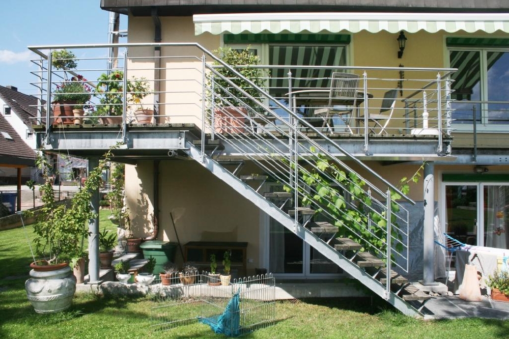 Sanierung eines Wohnhauses zum Niedrigenergiehaus: Abbruch Terrasse und Vorbau eines Stahlbalkons zur Belichtung der Untergeschossrume 