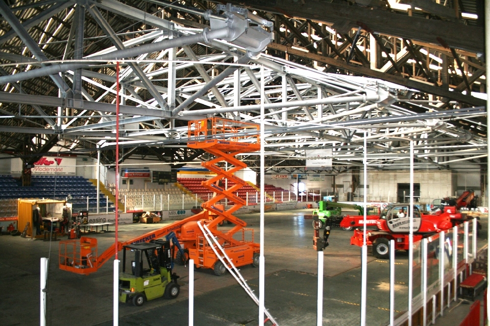 : Montagestand am 06.08.09, Einbau des letzten seitlichen Auslegers 