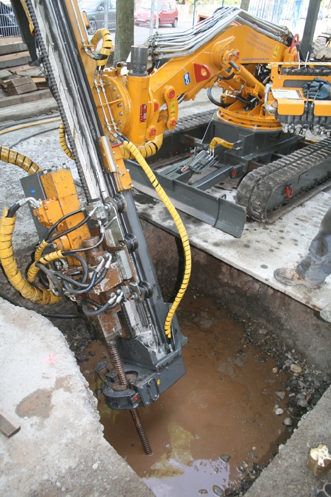 : 04.08.09 Einbringen der Bohrpfhle aussen 