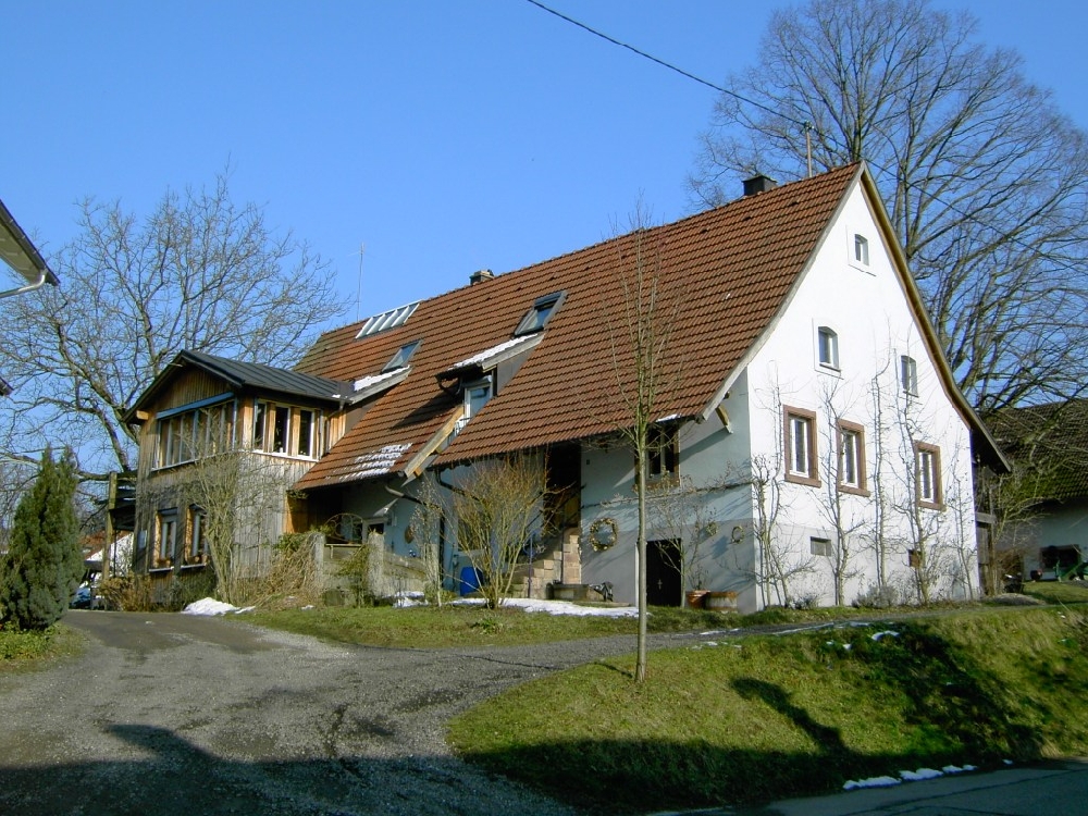 Umbau und Erweiterung eines ehemaligen Bauernhauses: Umbau und Erweiterung des ehemaligen Scheunenteils zu einer Wohnung im OG und einem gewerblichen Teil im EG 