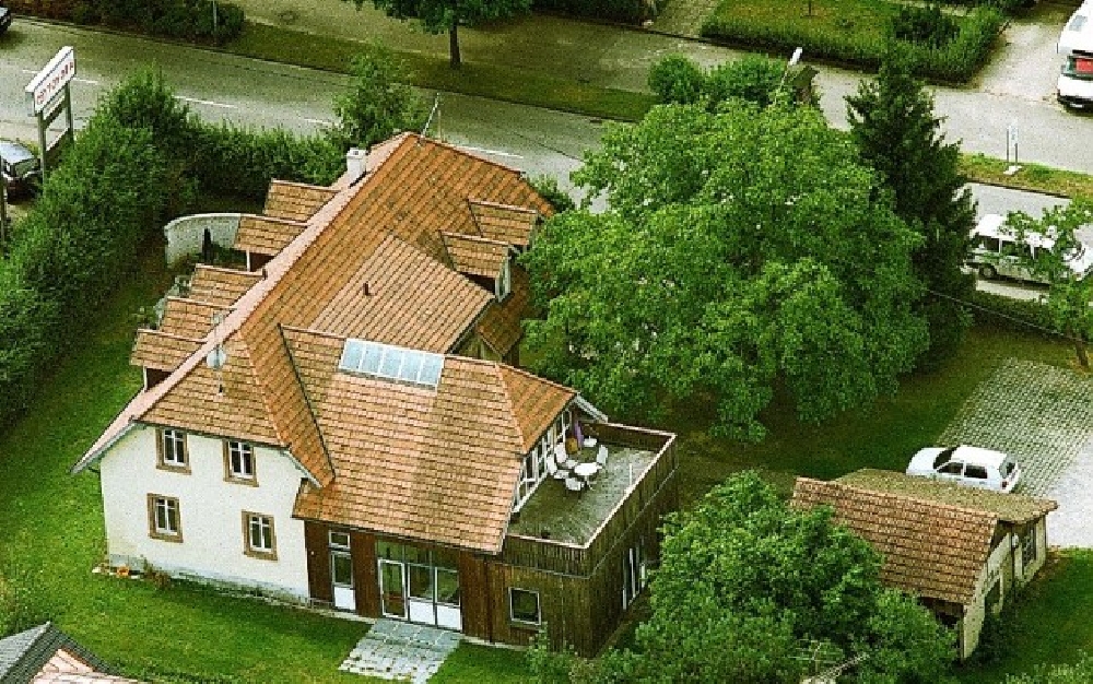 Komplettumbau eines landwirtschaftlichen Anwesens: Einbau von 2 Wohnungen und eines Broteils im ehemals landwirtschaftlich genutzten Teil, Sanierung der Bestandswohnung 
