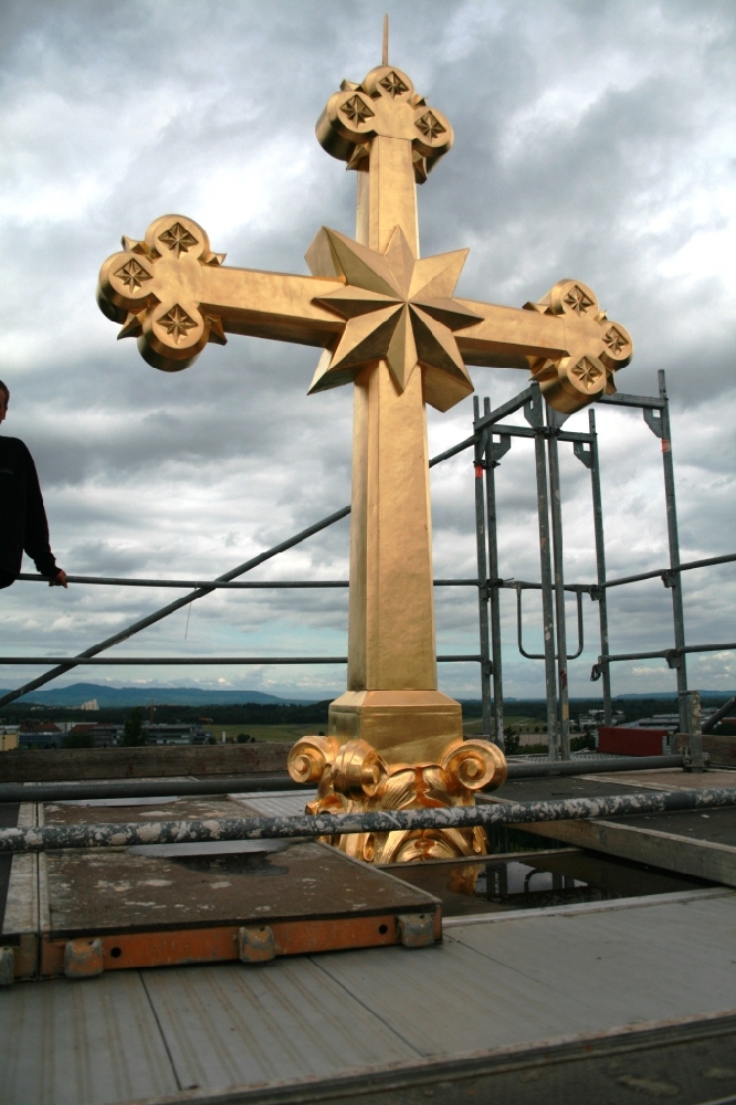: Kuppelkreuz mit Blattgold neu belegt 