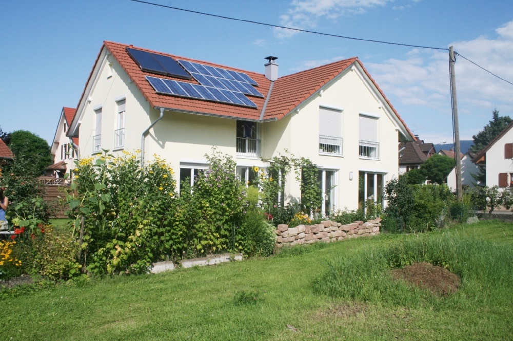 Neubau Einfamilienhaus in Sexau: Standort an einer lauten Durgangsstrasse, hier die ruhige Gartenseite an der die Schlaf- und Wohnrume angeordnet sind 