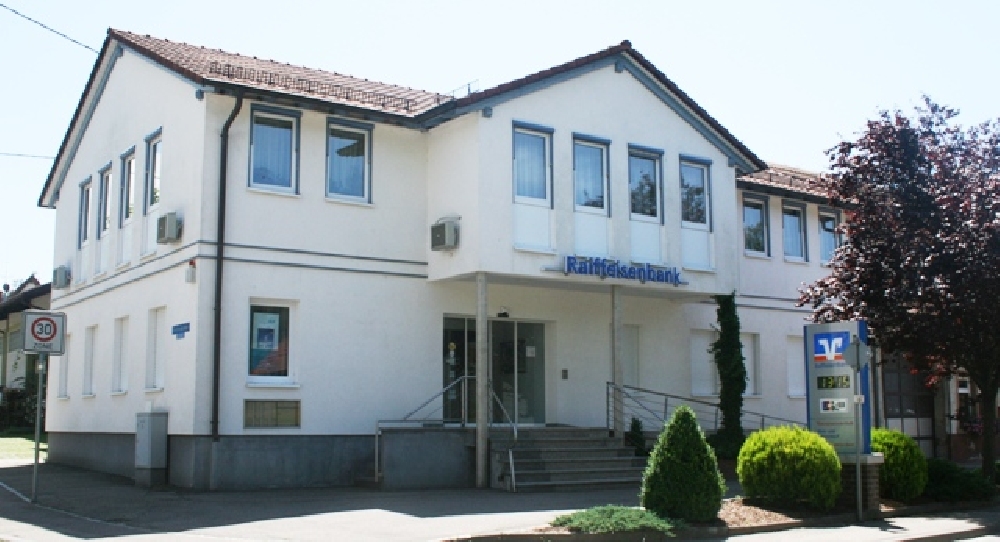 : Umbau des ehemaligen Lagerhauses mit Schalterraumeinbau zu einem reinen Bankgebude. Aufstockung in Holzbauweise. 
